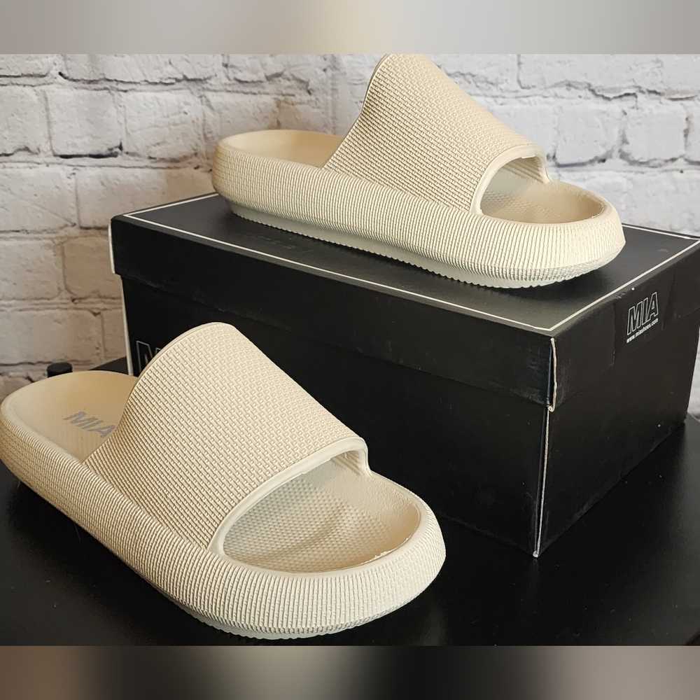 MIA Pillow slide sandalssize 8 NWT